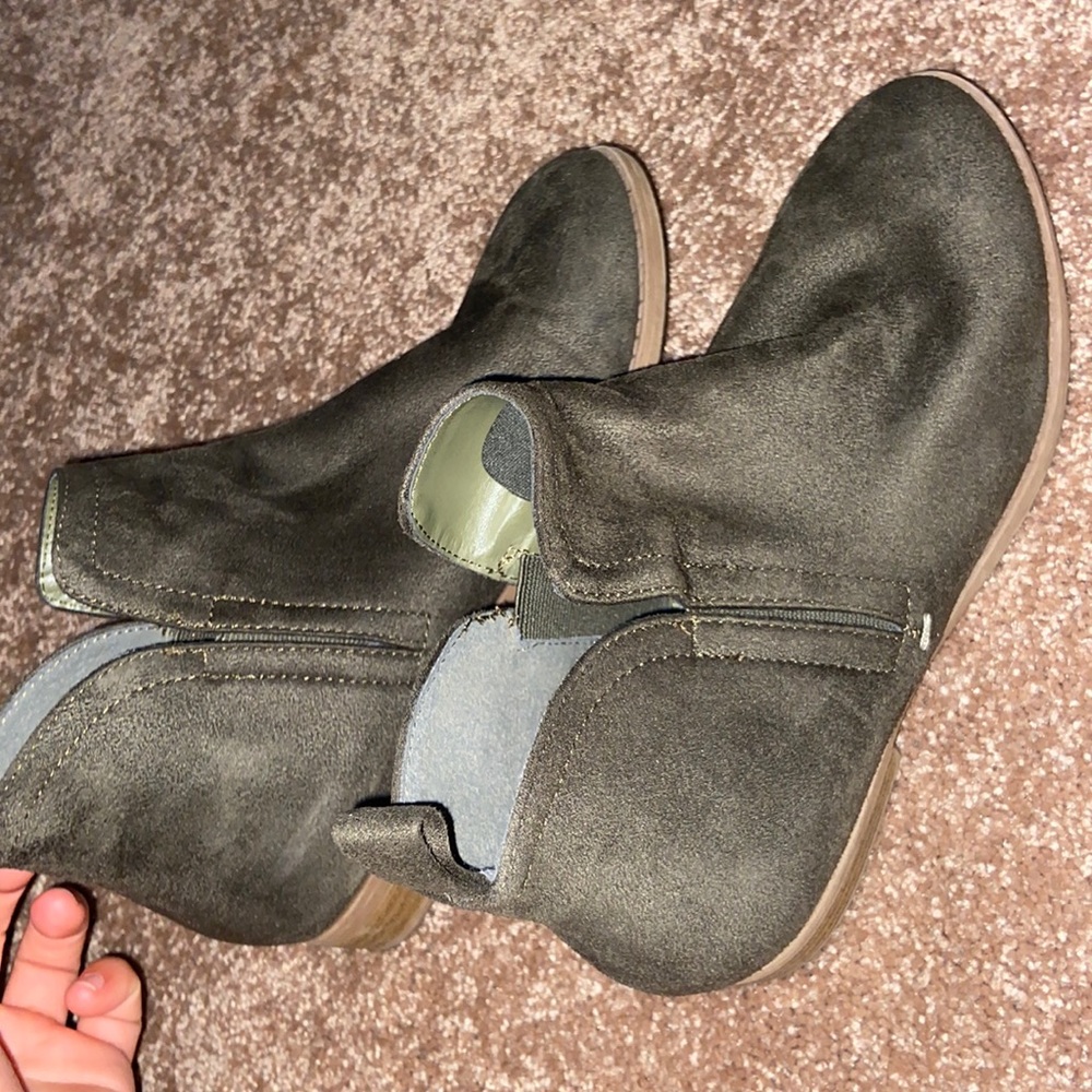 Darkish grey boots